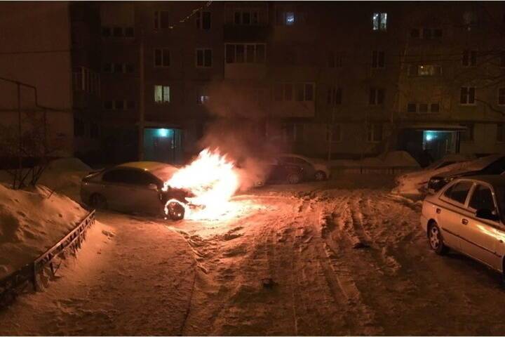 В Мурманске на Кольском проспекте 11 пожарных тушили авто