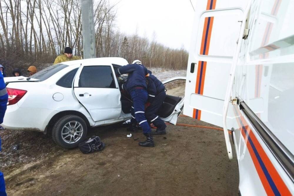 Пензенские спасатели извлекли пострадавшего в жестком ДТП мужчину из автомобиля