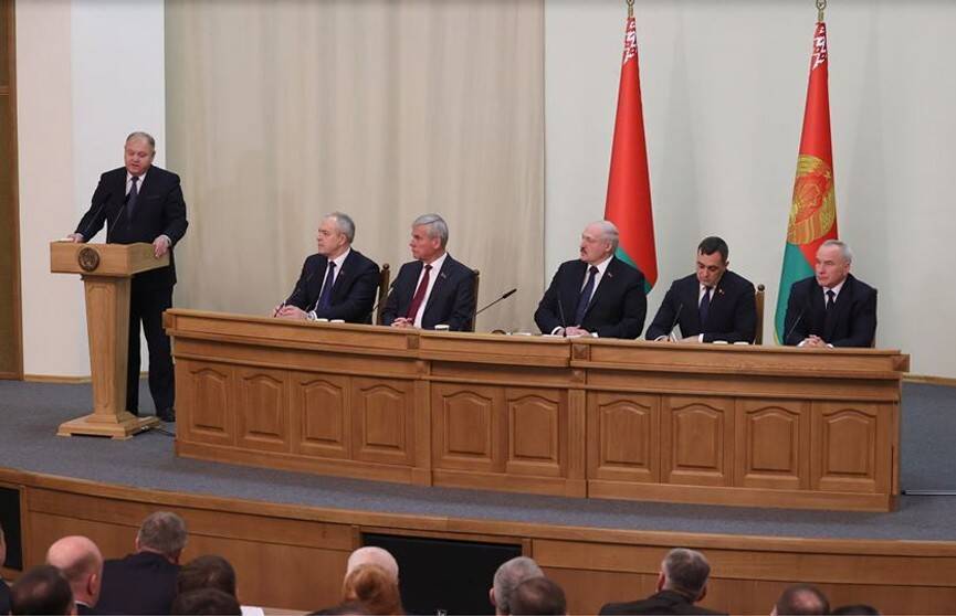 Лукашенко обсудил с активом Витебской области ситуацию в соцсфере и заболеваемость COVID-19