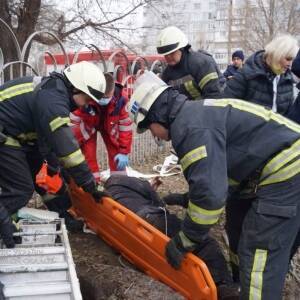 В Александровском районе Запорожья мужчина упал в канализационный колодец. Фото