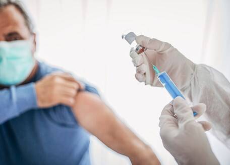 Кто в Украине получит третью дозу вакцины от COVID-19