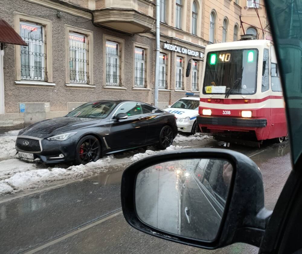 «Удачно» припаркованный спорткар устроил «коллапс» на одной из улиц Петербурга