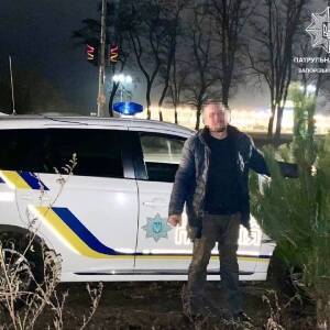 В Запорожье полиция поймала мужчину с тремя срубленными елками. Фото