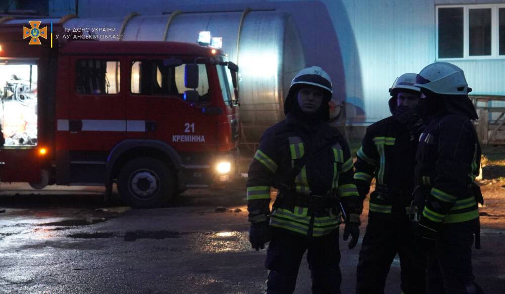 На одном из заводов Луганщины произошел пожар, пострадала женщина