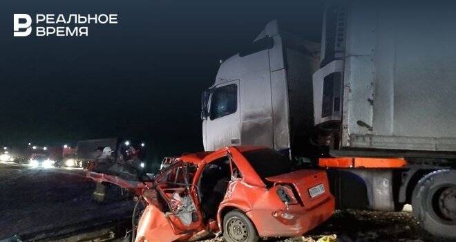 Четыре человека погибли в аварии с грузовиком в Актанышском районе Татарстана