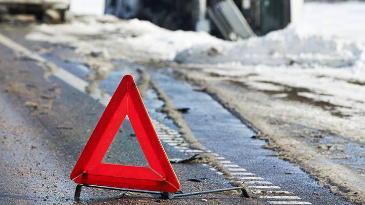 Один человек пострадал в результате столкновения автомобилей BMW и КамАЗ на севере Москвы