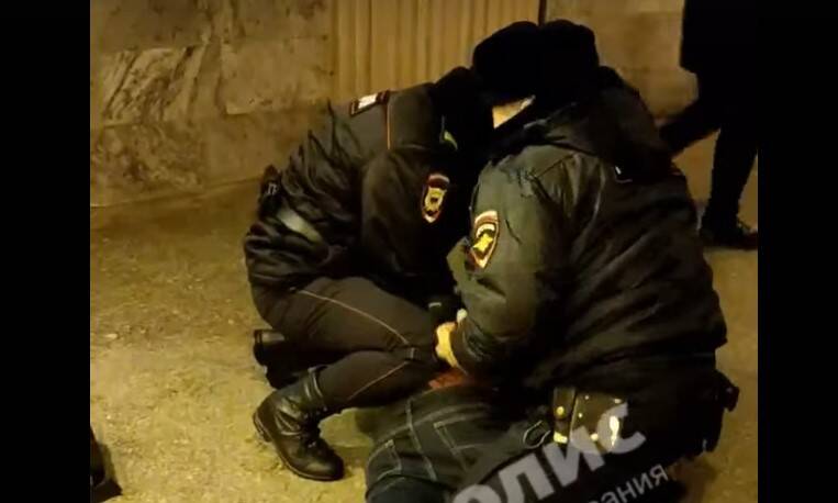Буйный мужчина решил проверить бойцовские навыки петербургских полицейских в метро — видео