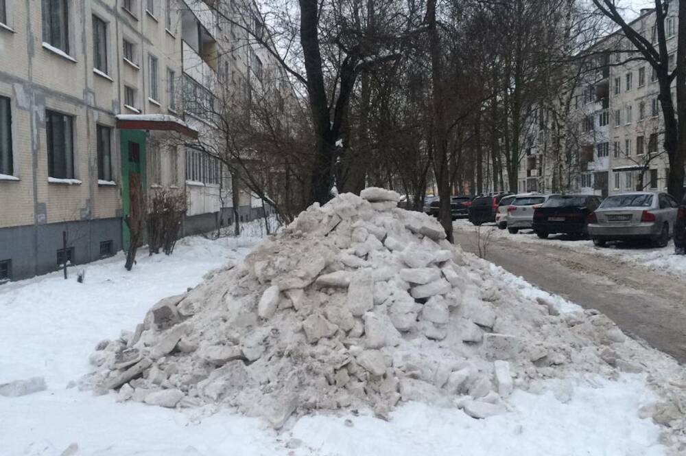 В каждом третьем петербургском дворе нашли нарушения уборки снега и наледи
