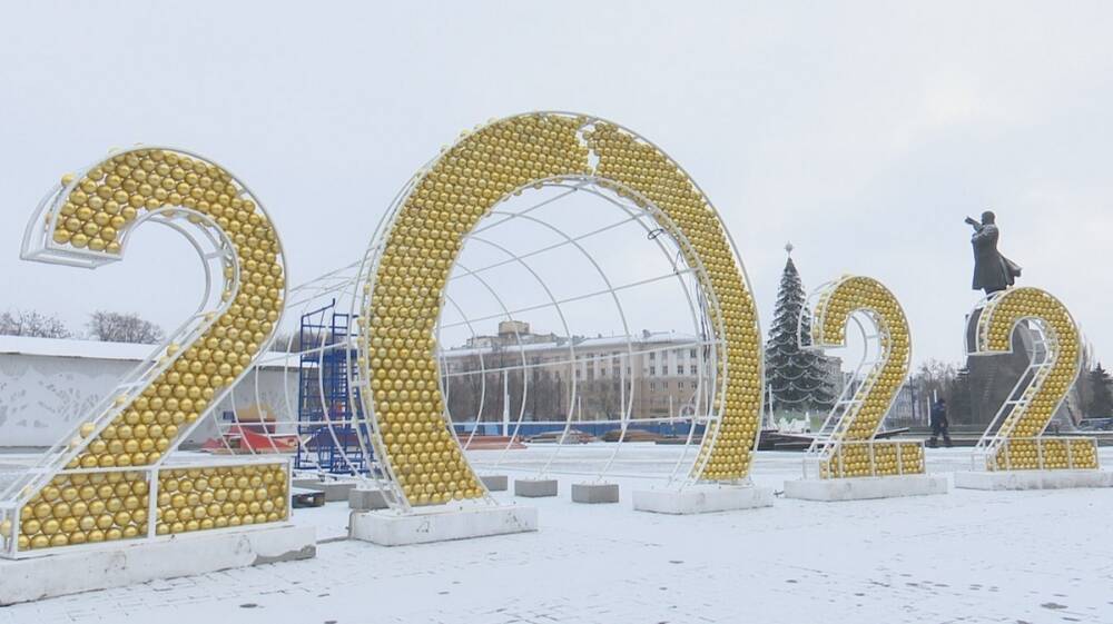 В Воронеже приступили к новогоднему украшению главной площади