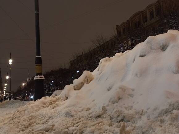 Петербуржцы пожаловались на непролазные сугробы в самом центре города (видео)