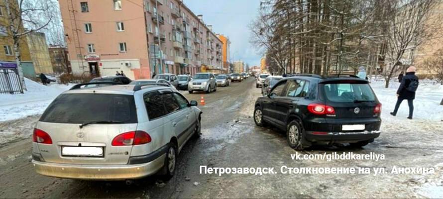 В центре Петрозаводска столкнулись два легковых автомобиля (ФОТО)