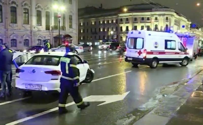Пьяный водитель «Фольксвагена» на полном ходу сбил пешеходов на «зебре». Видео