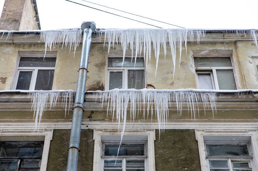 «То лед падает, то фасад»: пешеходов поджидает новая опасность на улицах Петербурга