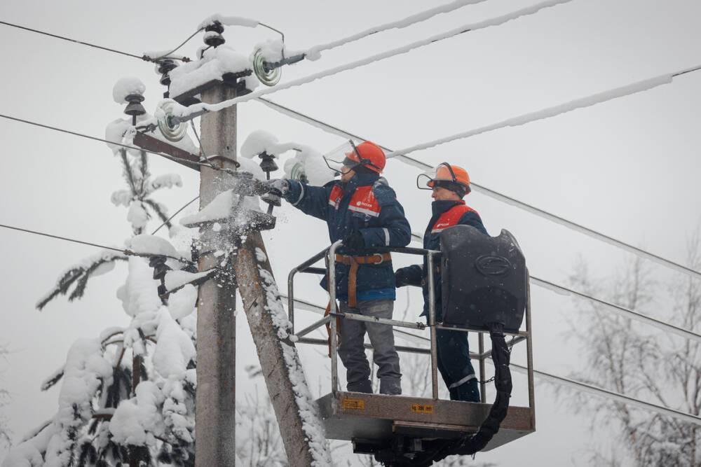 Тверские энергетики ликвидируют последствия сильного снегопада в Тверской области