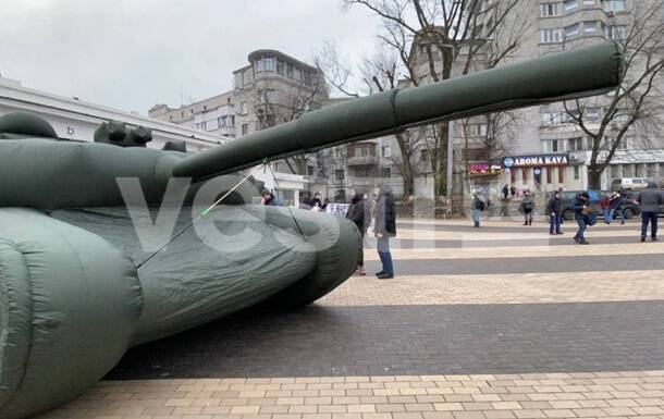 В Киеве идет акция протеста с надувными танками