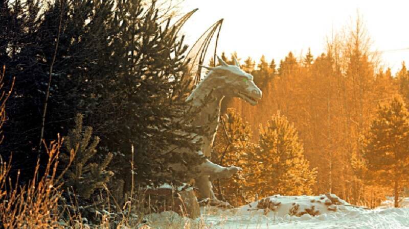 Огромную скульптуру дракона создали возле Выборга – фото