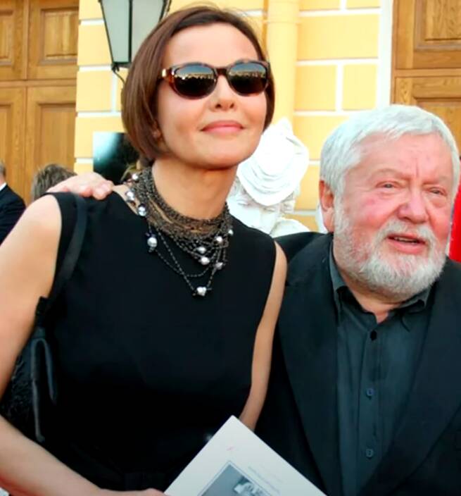 Актриса Татьяна Друбич в чёрной маске простилась с бывшим мужем Сергеем Соловьёвым