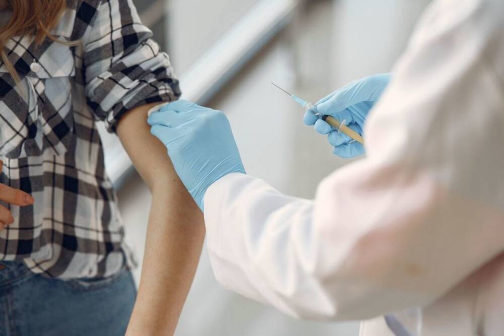 Стали известны сроки вакцинации подростков от COVID-19 в Петербурге