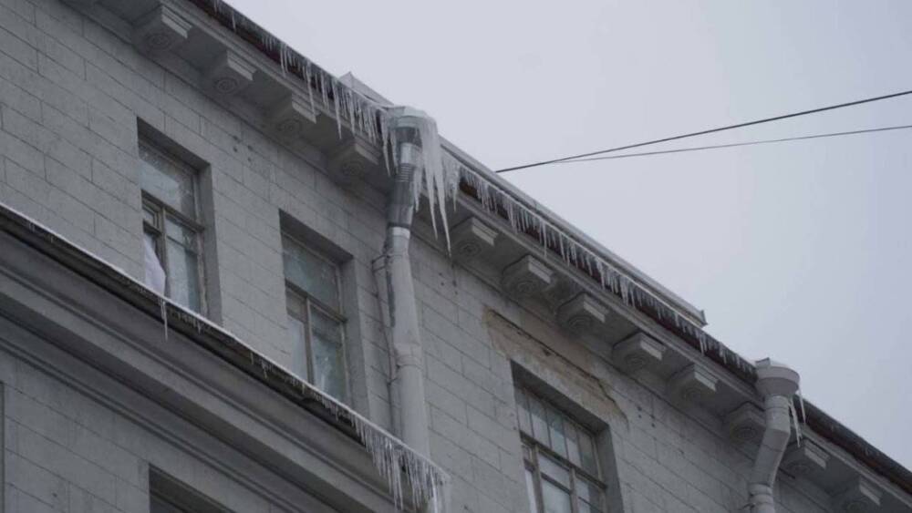 Петербургские дворники снесли вывеску салона красоты во время уборки снега