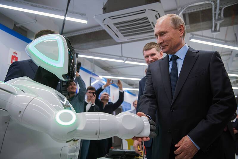 Путин поручил кабмину оценить риски применения искусственного интеллекта