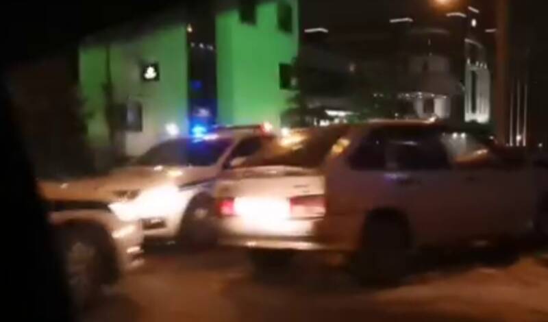 Сегодня ночью в центре Тюмени в результате погони автомобиль въехал в дорожный знак