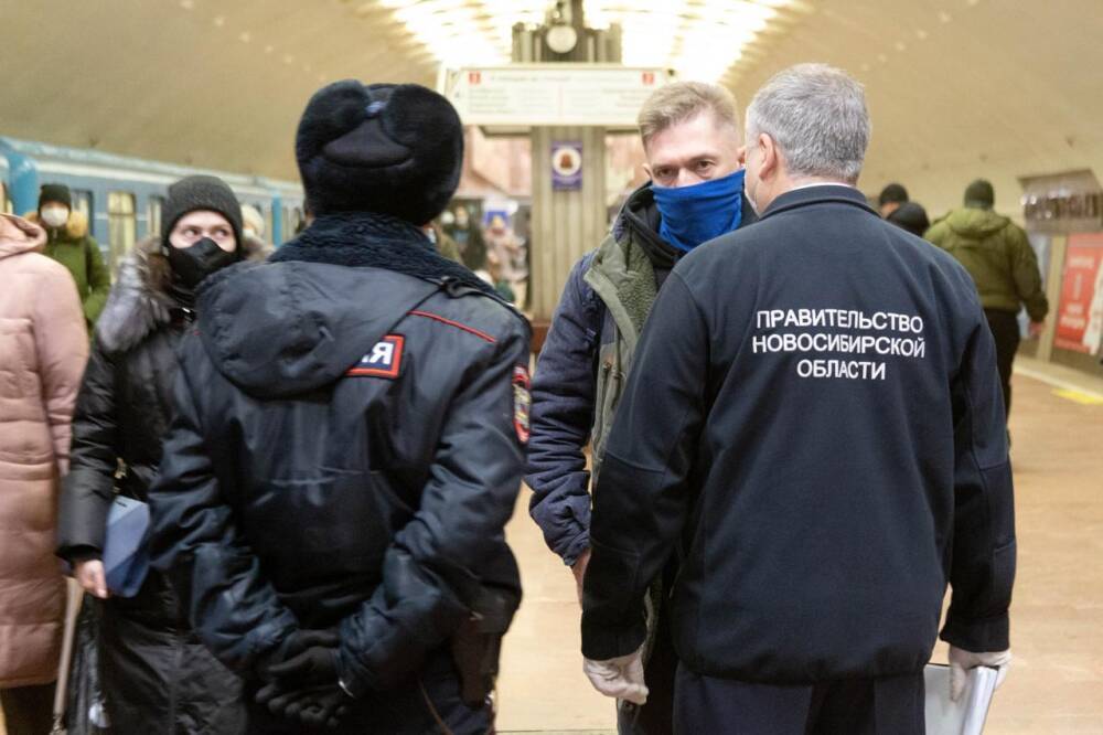 Жителей Новосибирска начали штрафовать за шарфы вместо масок
