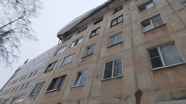 В Сыктывкаре мэрия выявила более чем десять домов с сосулями и снежными глыбами на крышах