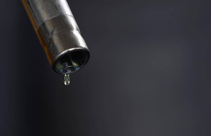 Цены на нефть снижаются после роста накануне