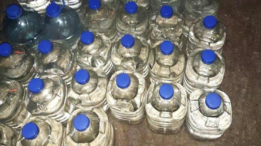 Житель Осиповичей хранил в гараже почти 300 л спиртосодержащей жидкости