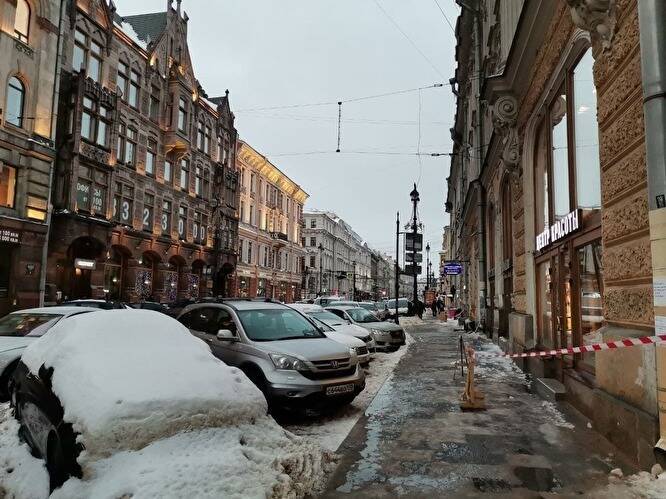 Смольный объяснил медленную уборку города от снега заботой об экологии