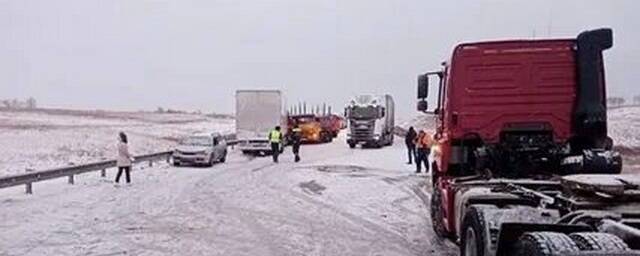 Под Красноярском в ДТП столкнулись четыре грузовика и три легковых автомобиля