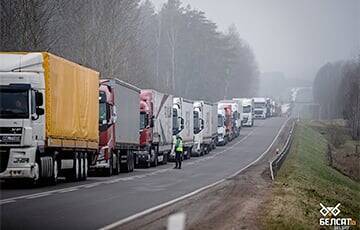 «Наш брат – грузовик»: как выживают дальнобойщики в многокилометровой очереди к границе с Беларусью