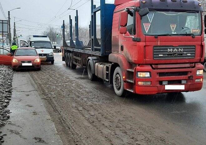 На Московском шоссе грузовик врезался в легковушку