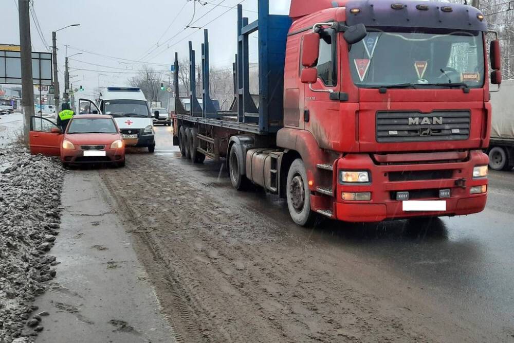 В Рязани 38-летняя водитель Kia Rio пострадала в столкновении с фурой