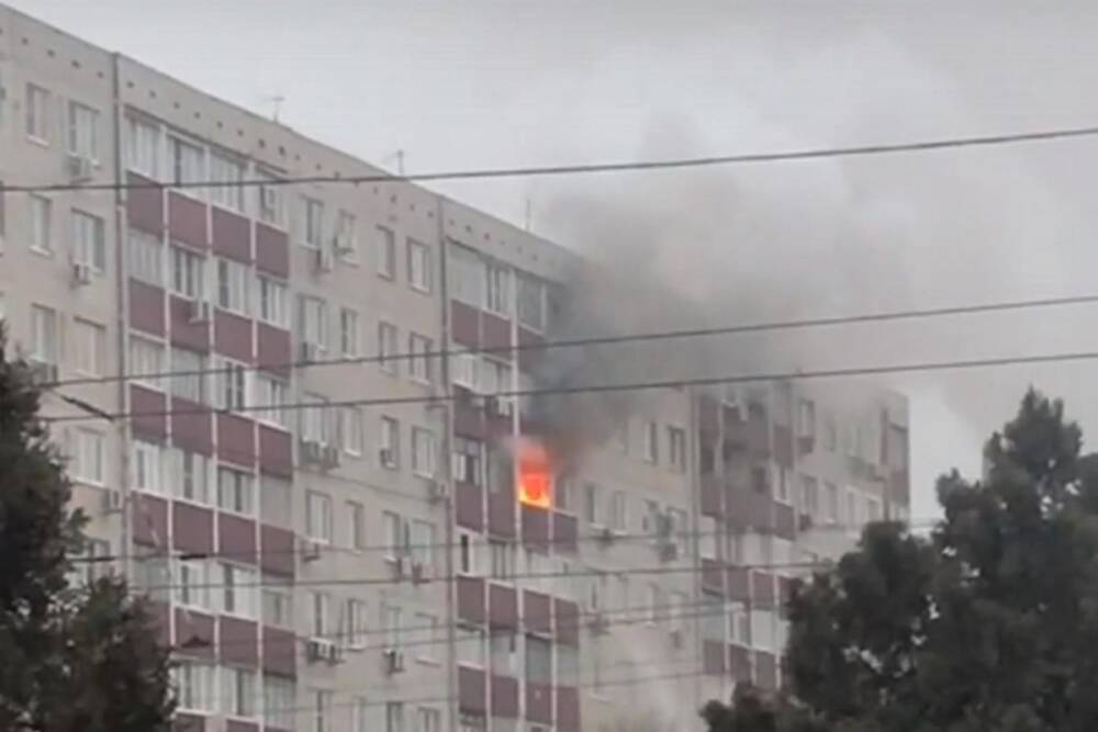 В Ростове десять жильцов девятиэтажки эвакуировали из-за пожара в одной из квартир