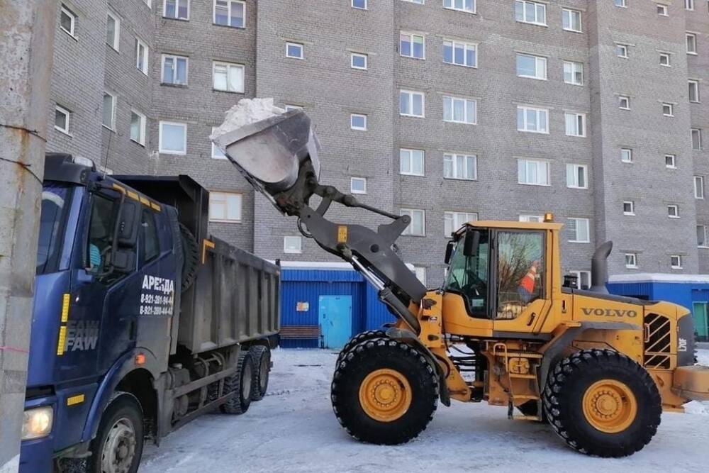 Почти 4 тысячи кубометров снега вывезено с улиц Мурманска за минувшие сутки