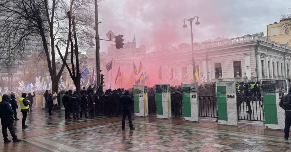 Митинг ФОПов под Верховной Радой: протестующих оцепила полиция, в ход пошли фаеры