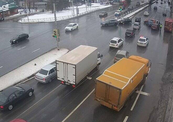 На Московском шоссе из-за столкновения трех автомобилей образовалась пробка