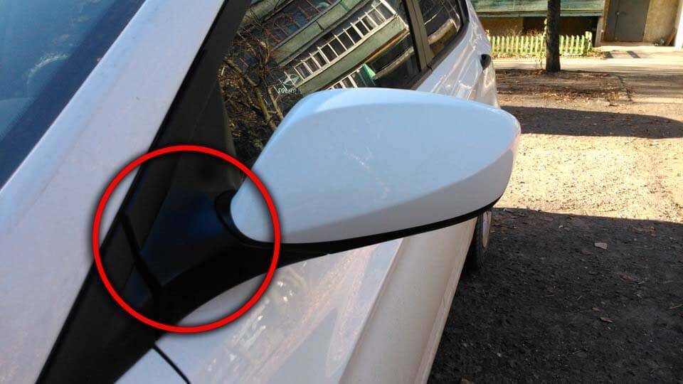 Водителей Ашхабада заставили перекрашивать черные крепления зеркал заднего вида и отдирать с автомобилей оригинальные наклейки