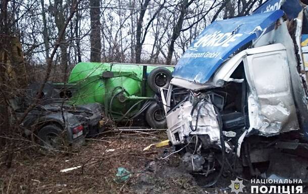 В Хмельницкой области столкнулись три грузовика, четверо пострадавших