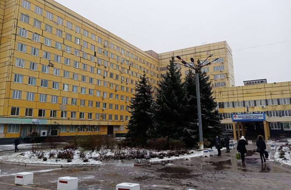 В Днепре из окна больницы 7 этажа упал пациент: за его жизнь борются врачи
