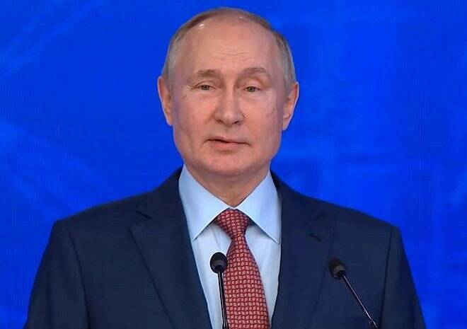 Путин призвал соблюдать меры по борьбе с COVID-19 в новогодние праздники
