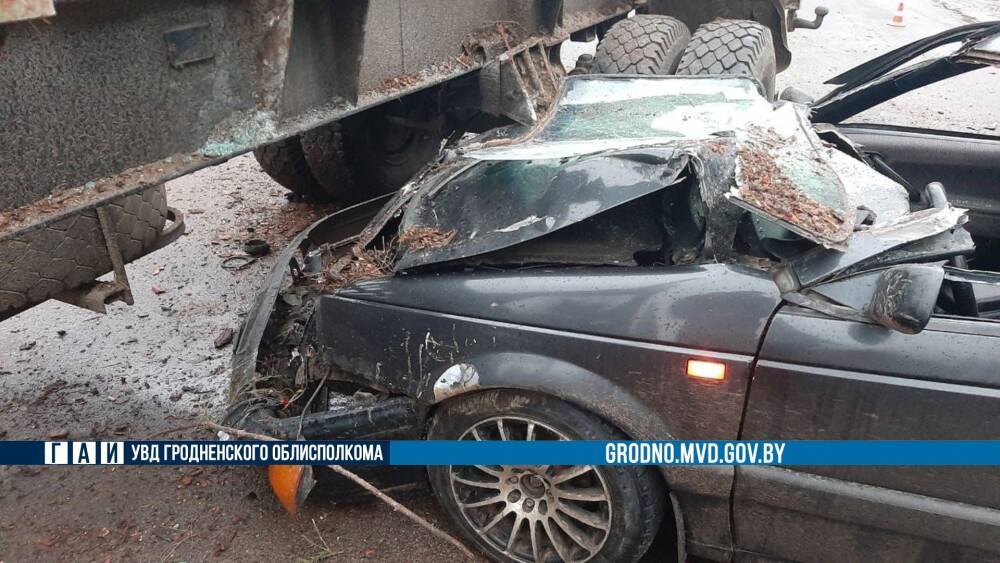 В Островецком районе столкнулись легковушка и МАЗ: водитель и пассажир в больнице