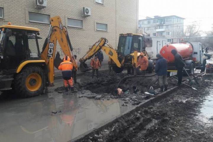 Коммунальщики устраняют крупную аварию на водопроводе в Астрахани