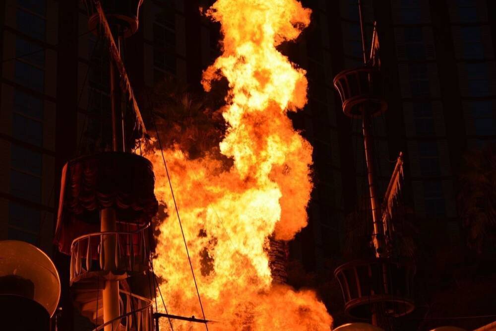 Спасатель получил ожоги из-за пожара на территории завода «Северная Верфь» в Петербурге
