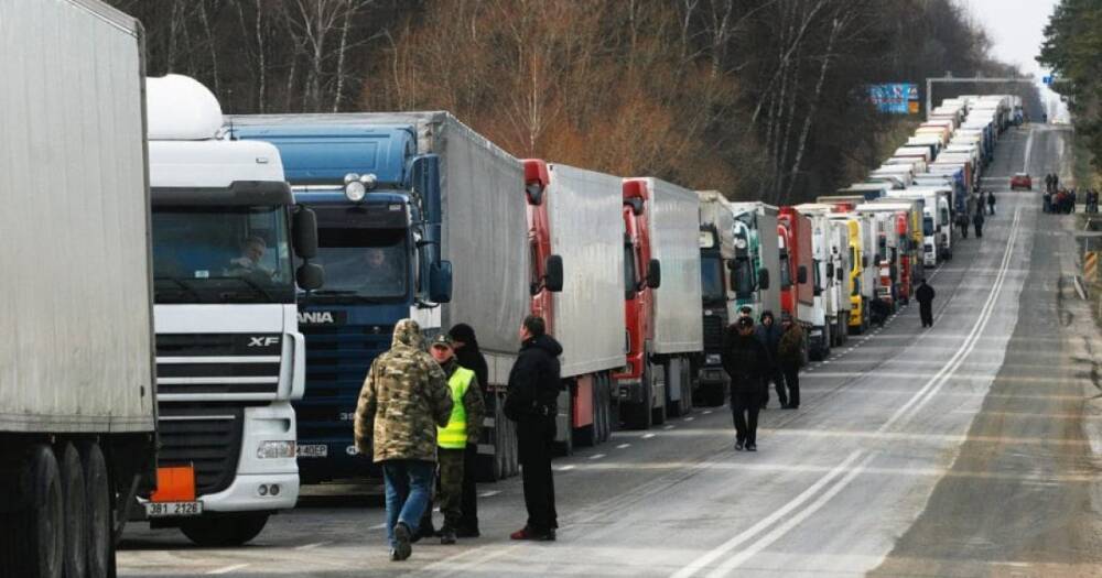 На границе с Польшей образовались километровые очереди из грузовиков (видео)
