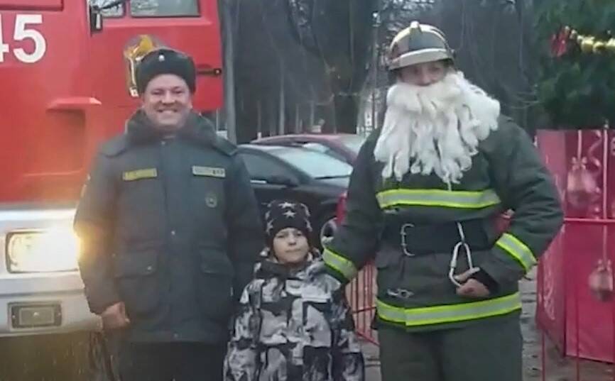 Пожарные Ленобласти исполняют мечты детей в канун Нового года — видео