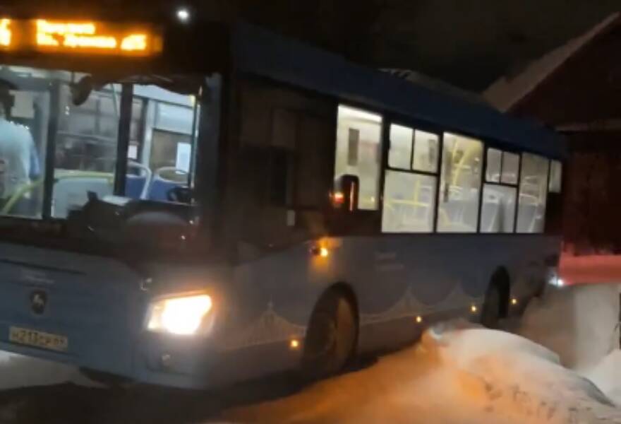 В Твери объезжавший перекрытую улицу автобус угодил в канаву