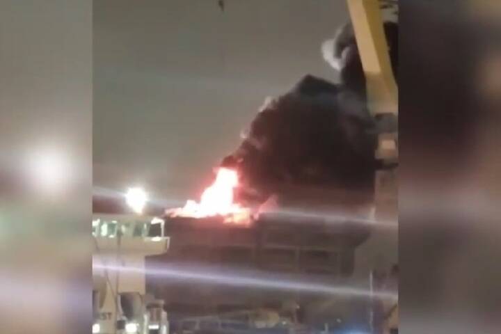 Спасатели рассказали о пожаре в Петербурге: Идет борьба за корабль