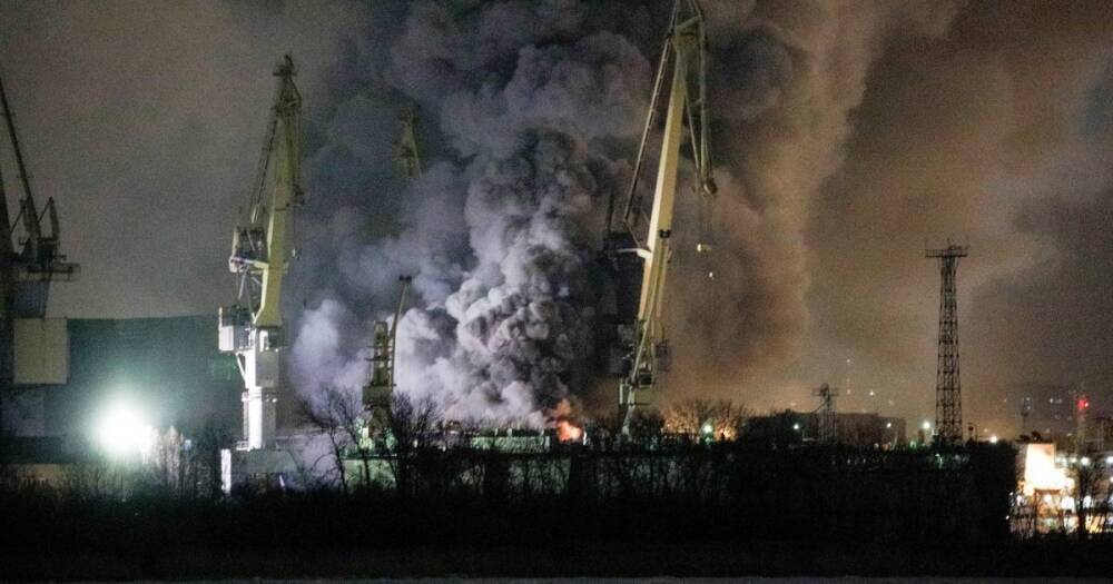 В Санкт-Петербурге горит корабль ВМФ России (видео)